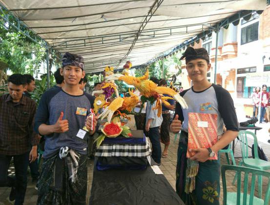 Duo-Ngurah-dan-Guntur-Kembali-Raih-Juara-1-Lomba-Fruit-and-Vegetable-Carving.html